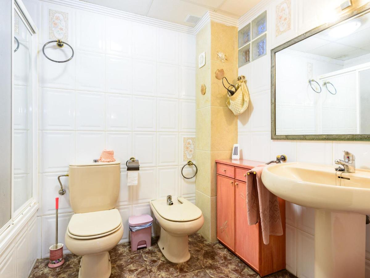 Baño con bañera y techo de vigas