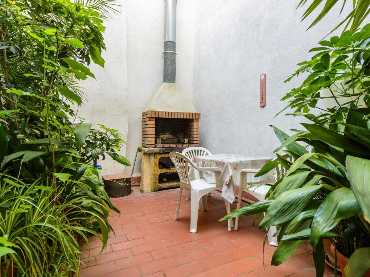 Patio exterior con barbacoa de ladrillo y plantas