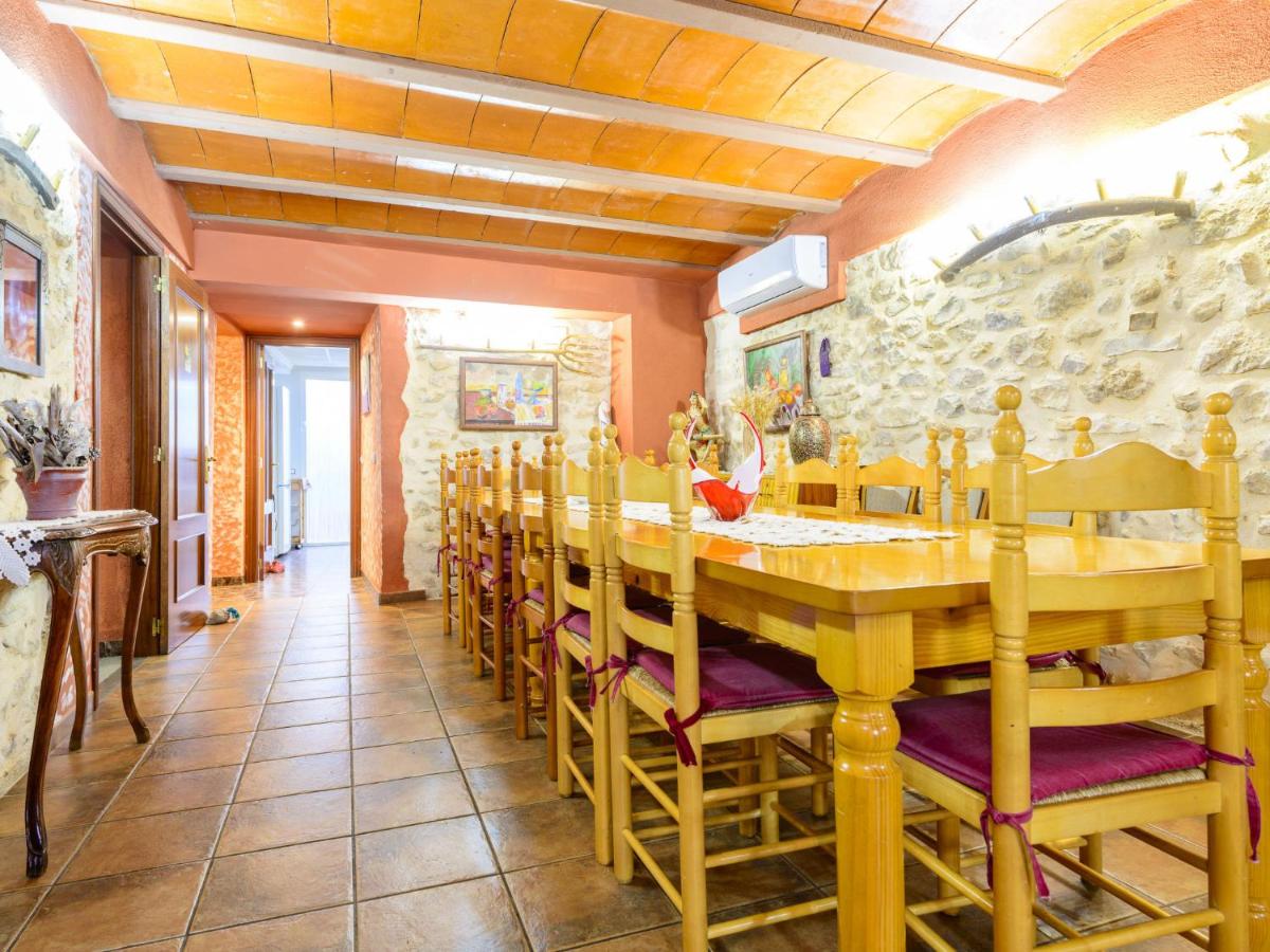 Salón-comedor con chimenea y paredes de piedra