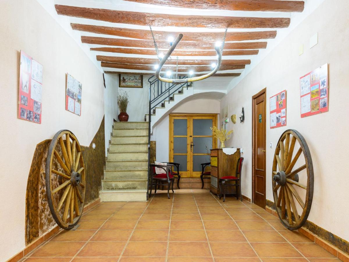 Hall con ruedas de carro y escalera