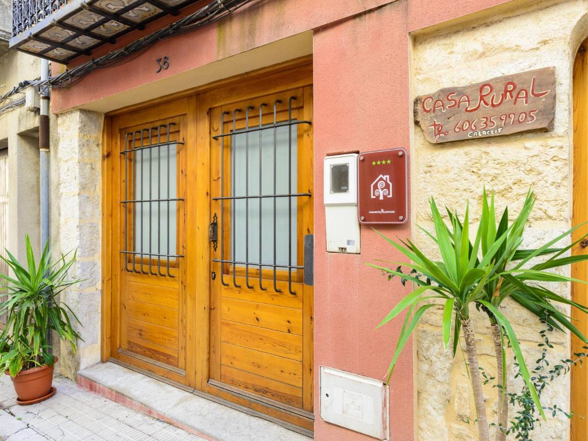 Entrada principal Casa Rural Calaceit — placa 4 estrellas