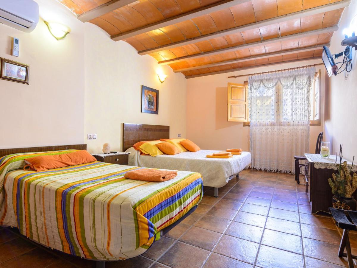 Habitación con dos camas y techo de vigas