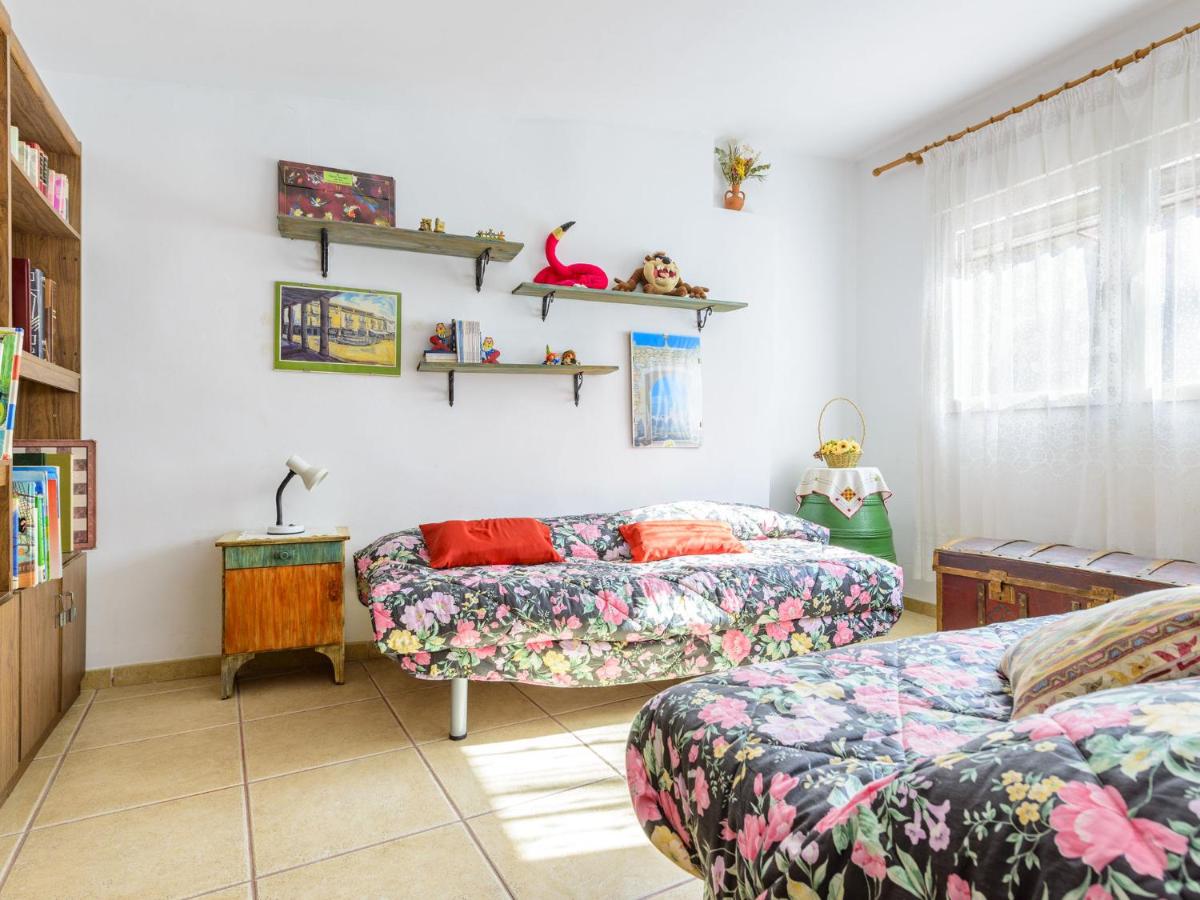 Habitación con camas individuales y librería