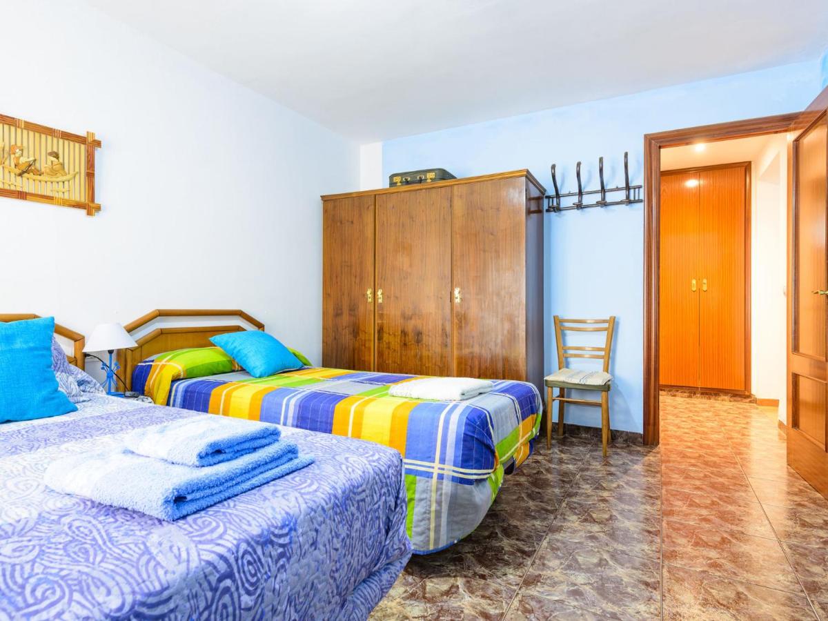 Habitación doble con paredes a rayas