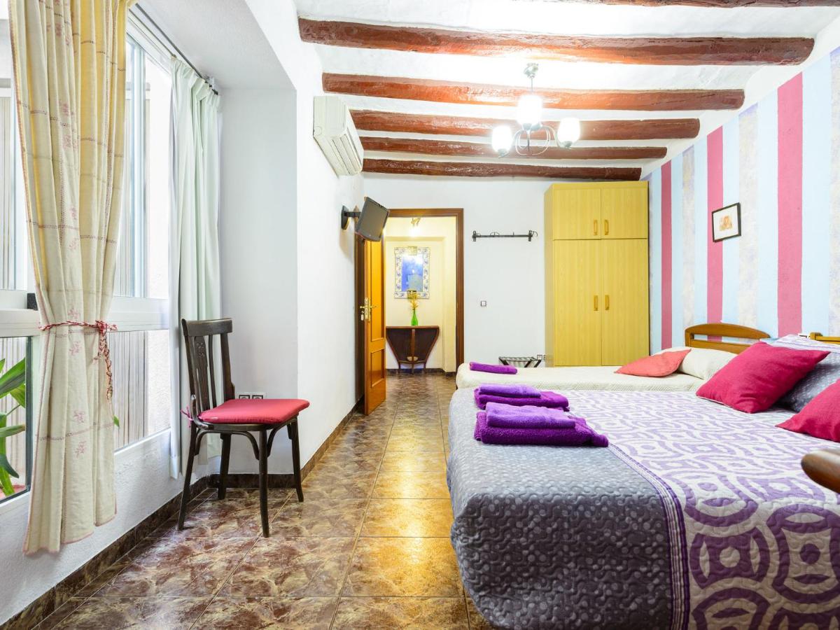 Habitación doble con armario de madera