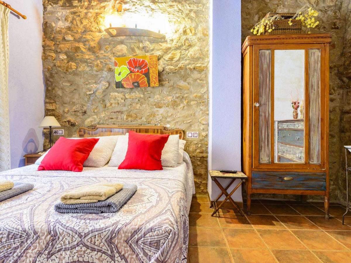 Habitación con pared de piedra vista y armario vintage