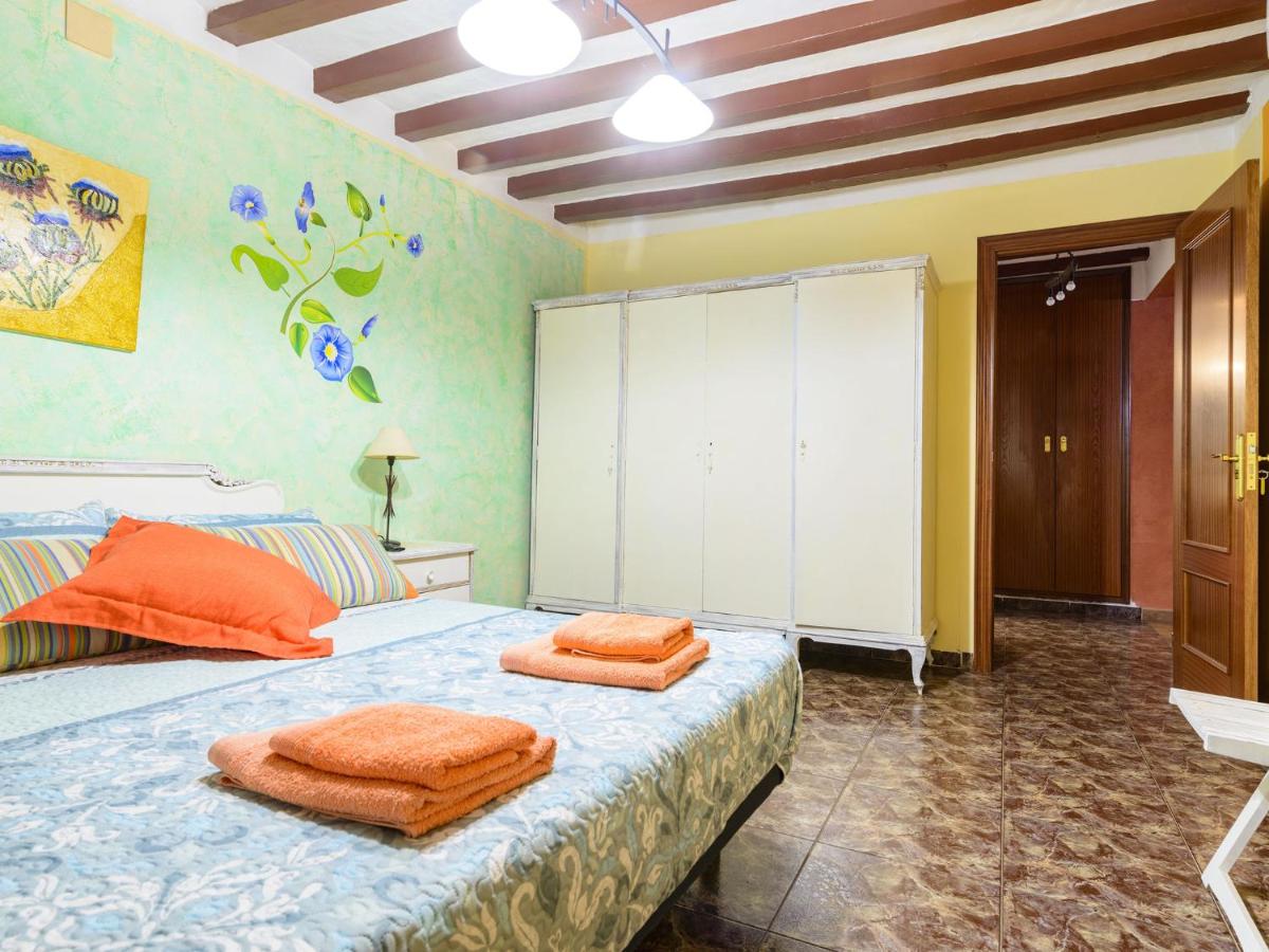 Habitación individual con decoración floral