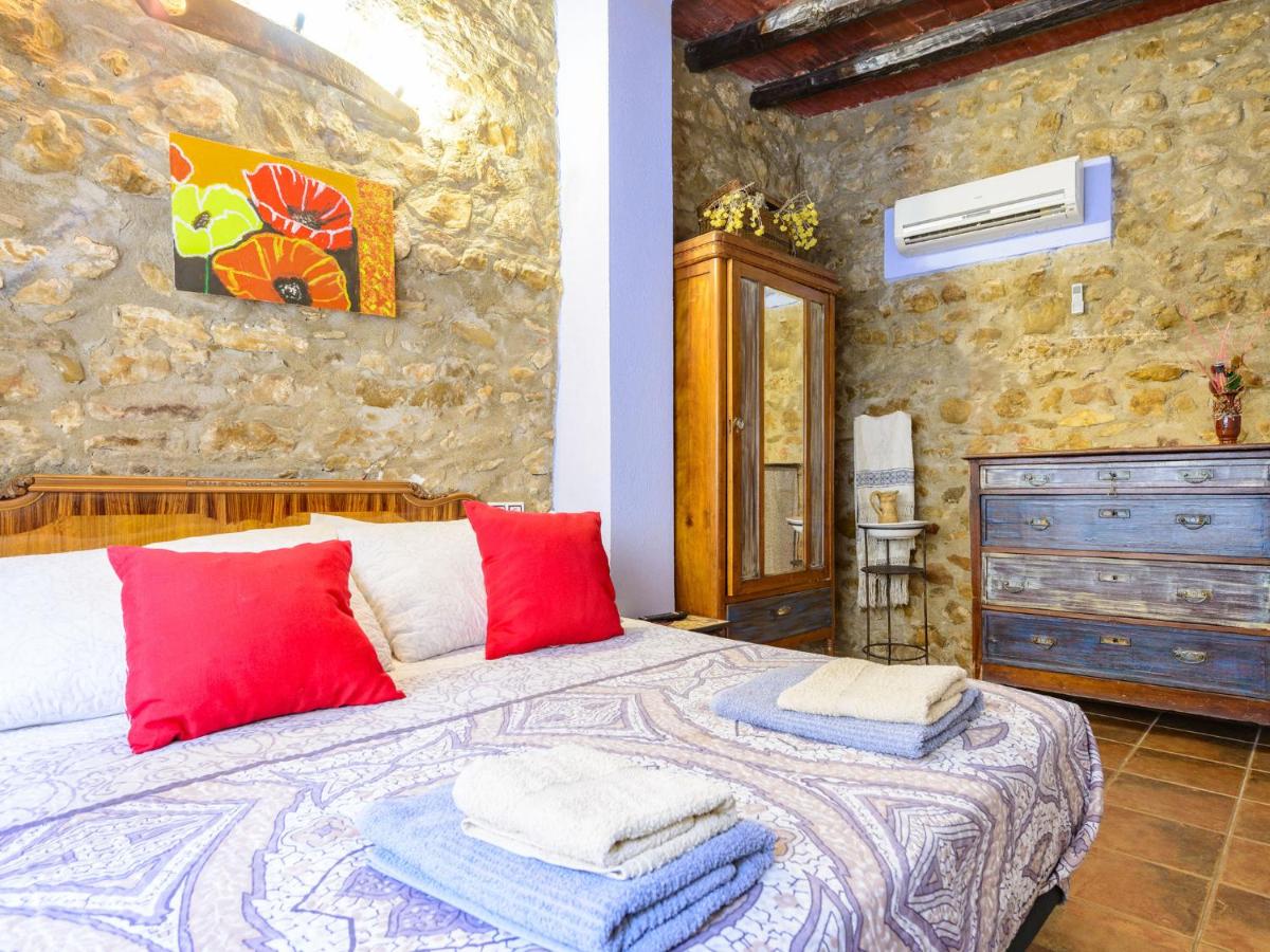 Habitación doble con pared de piedra y aire acondicionado