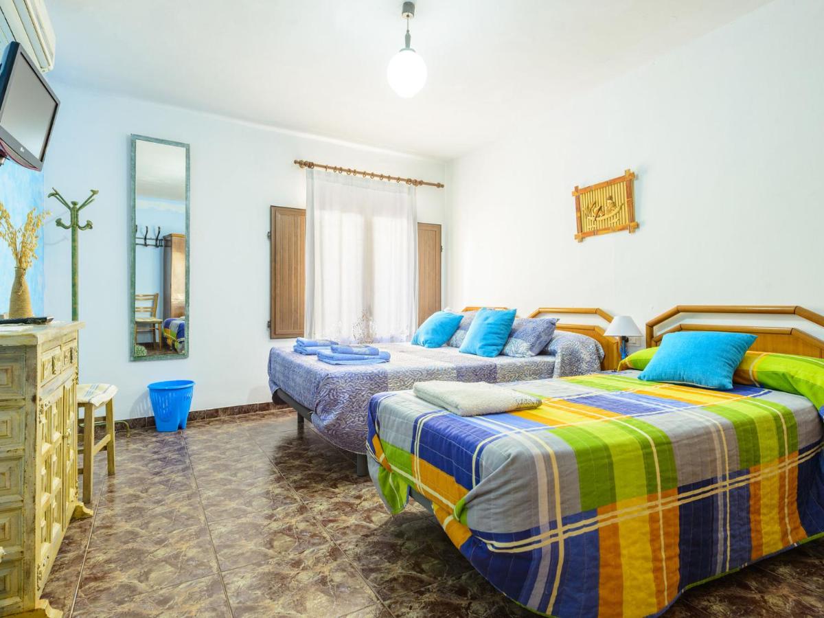 Habitación doble con cojines azules