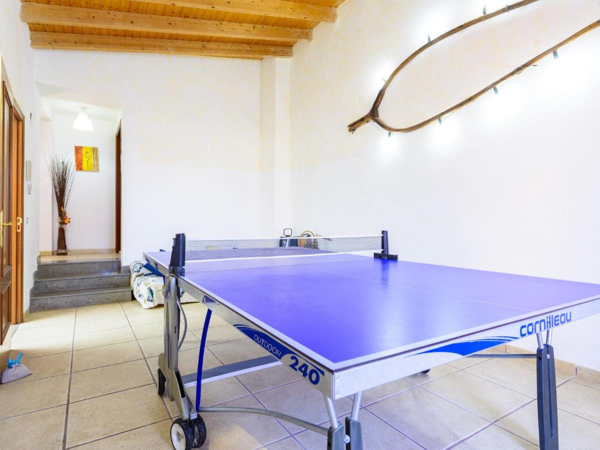 Sala de ocio con mesa de ping-pong Cornilleau