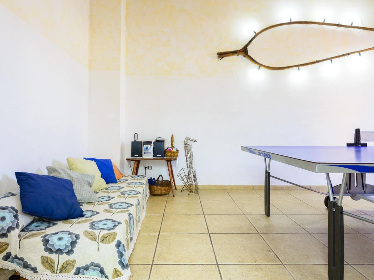 Sala de juegos con ping-pong y zona descanso