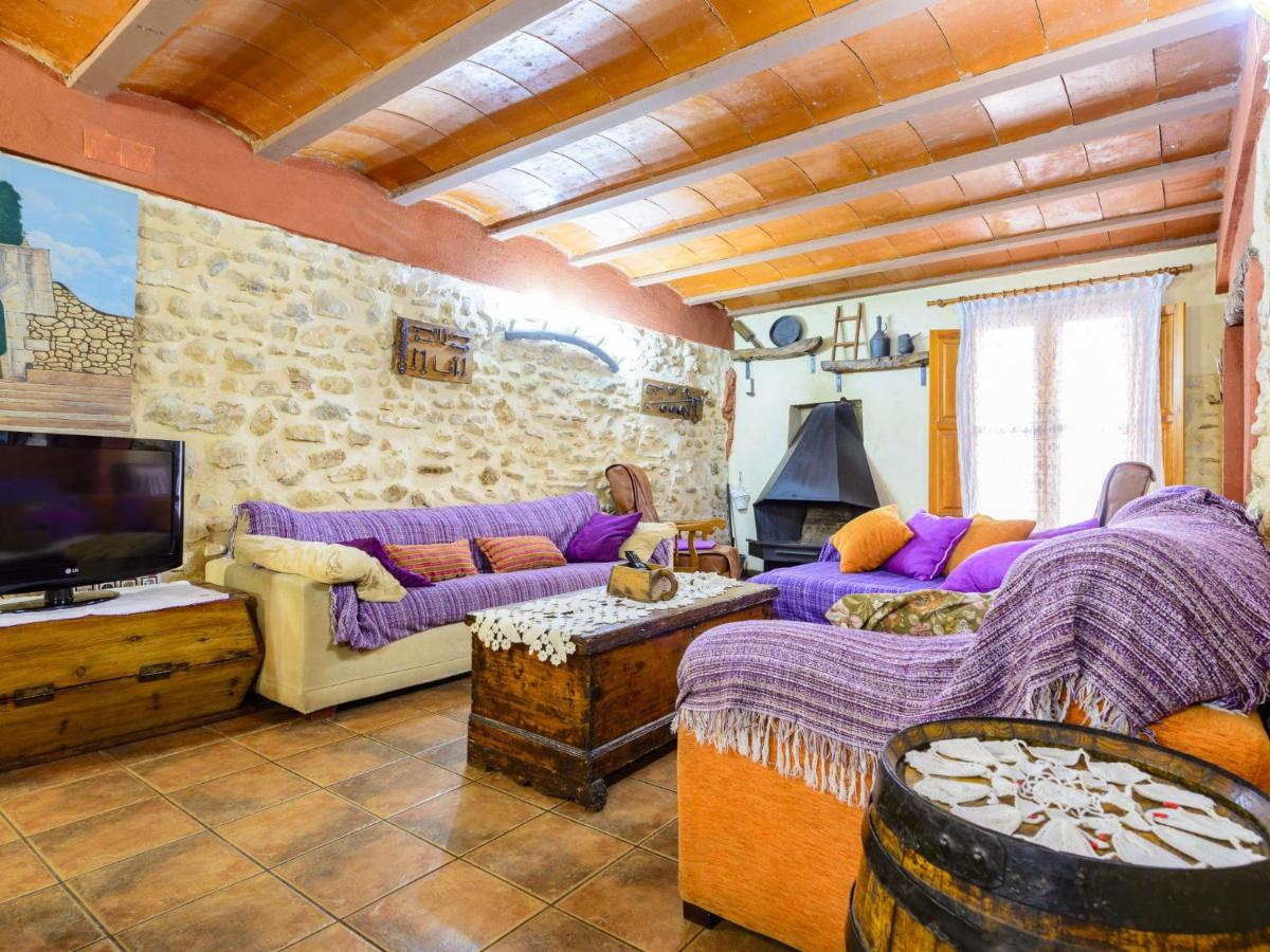 Salón con TV y sofás