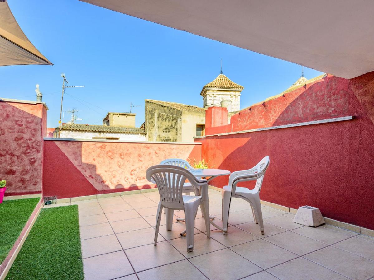 Terraza exterior con cielo azul y vistas al pueblo